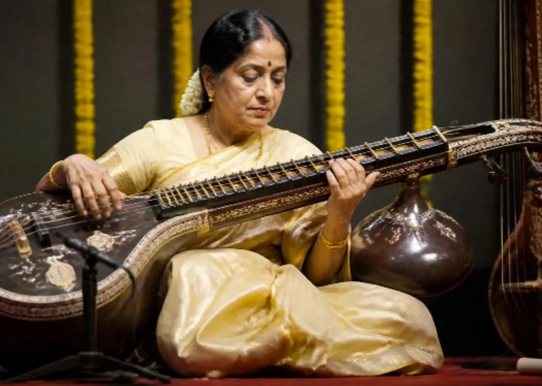 Música toca sitar en una presentación