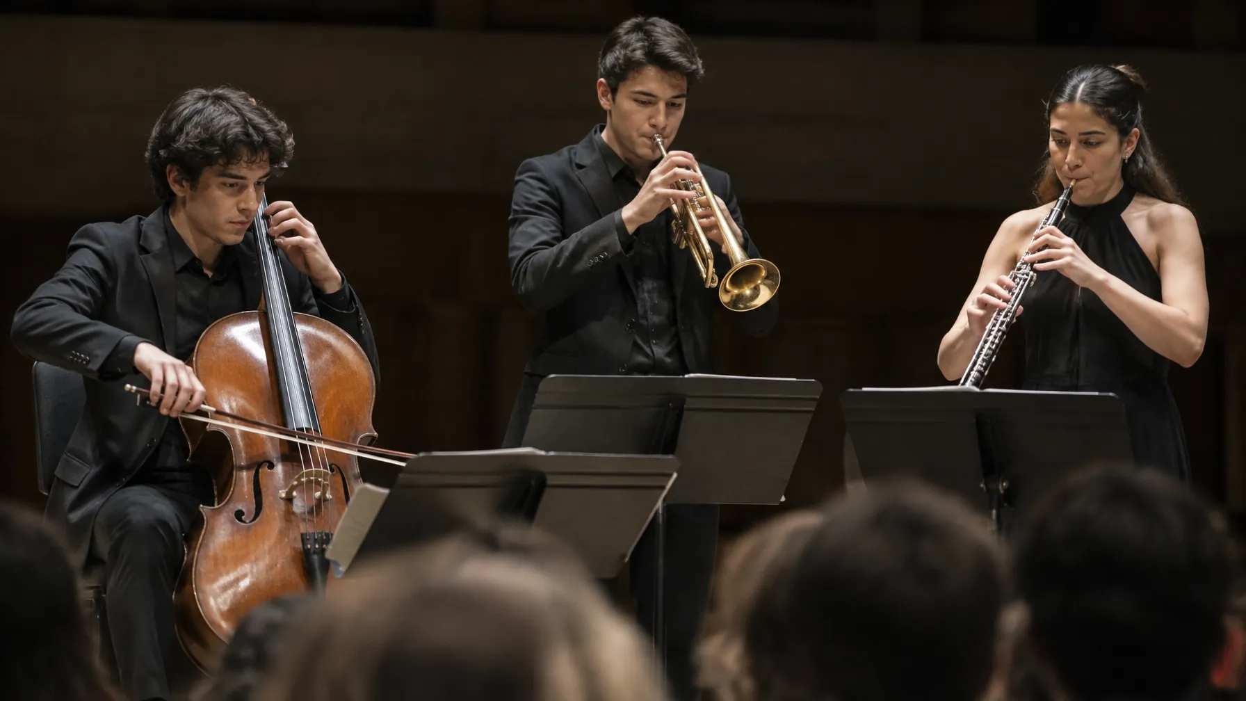 Ensamble de jóvenes músicos toca en concierto